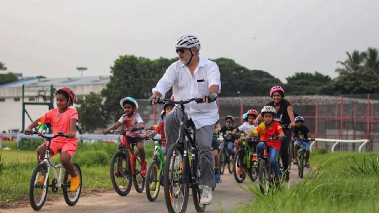 ഇതാര് മോഹൻലാലോ?, കുട്ടികള്‍ക്കൊപ്പമുള്ള അജിത്തിന്റെ ഫോട്ടോ കണ്ട് ആരാധകര്‍