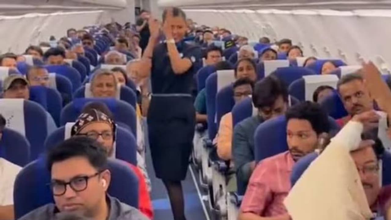 ചന്ദ്രയാൻ 3 ലാൻഡിംഗ് പ്രഖ്യാപിച്ച നിമിഷം, ആവേശഭരിതരായി വിമാനയാത്രക്കാർ, വൈറൽ വീഡിയോ