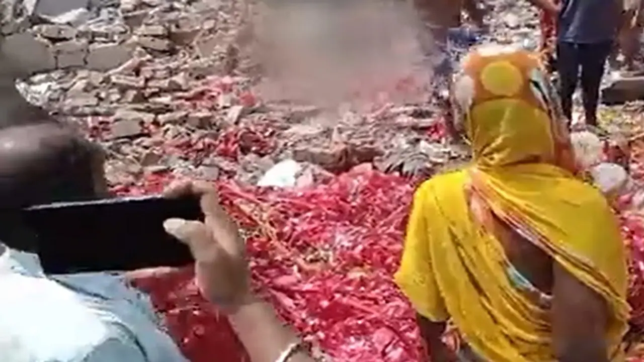 மேற்கு வங்கத்தில் சட்டவிரோத பட்டாசு ஆலை விபத்தில் 7 பேர் உடல் சிதறி பலி; பலர் படுகாயம்