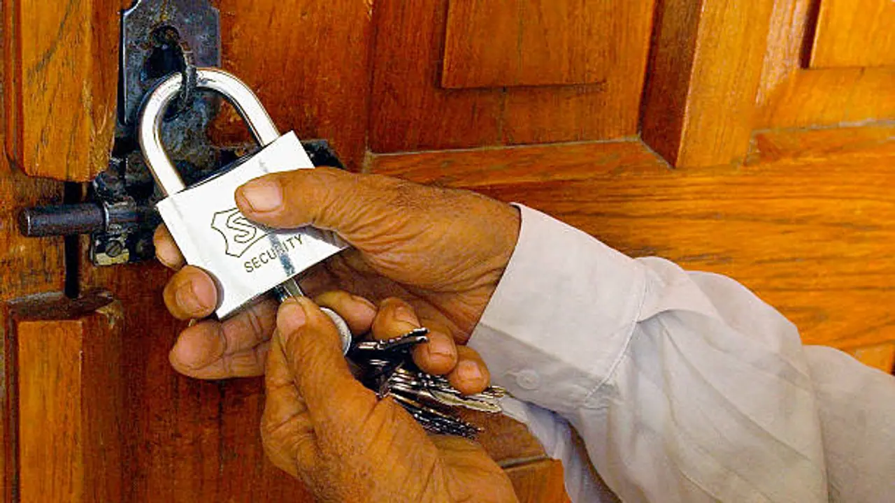 పోలీస్ స్టేషన్ కు తాళం వేసిన మహిళ... ఎందుకంటే... పోలీస్ స్టేషన్ కు తాళం వేసిన మహిళ... ఎందుకంటే...