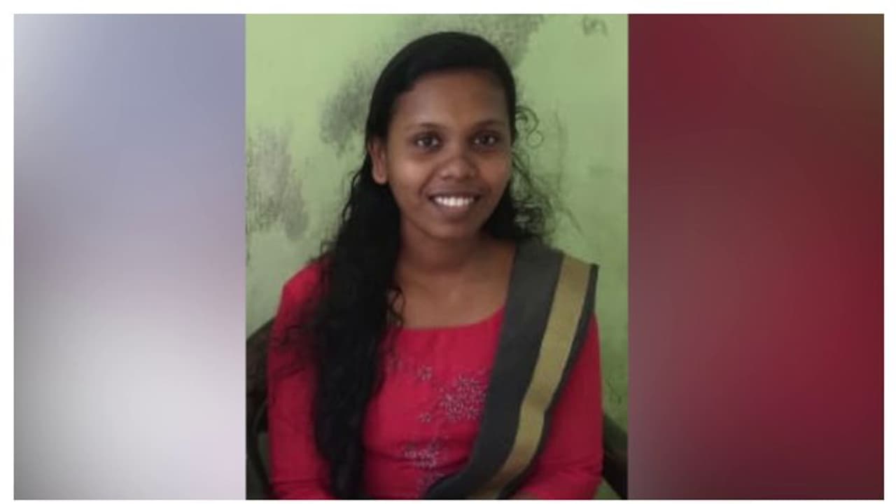 ആര്യനാട് പുതുക്കുളങ്ങരയിൽ യുവതിയെ വീടിനുള്ളിൽ മരിച്ച നിലയിൽ കണ്ടെത്തി ആര്യനാട് പുതുക്കുളങ്ങരയിൽ യുവതിയെ വീടിനുള്ളിൽ മരിച്ച നിലയിൽ കണ്ടെത്തി