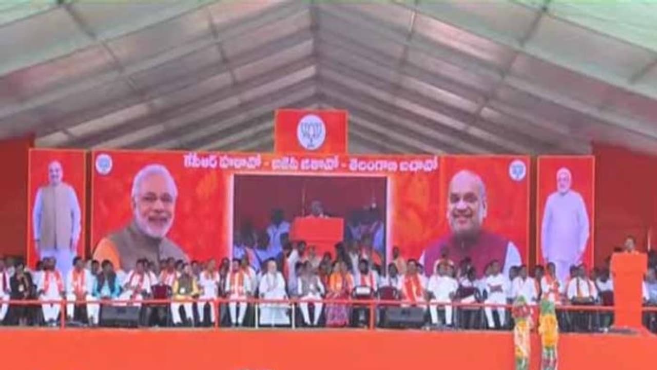 ఖమ్మం సభలో ఏపీ ఇష్యూ.. సేవ్ టీటీడీ అంటూ అమిత్ షా సభలో ప్లకార్డులు ఖమ్మం సభలో ఏపీ ఇష్యూ.. సేవ్ టీటీడీ అంటూ అమిత్ షా సభలో ప్లకార్డులు