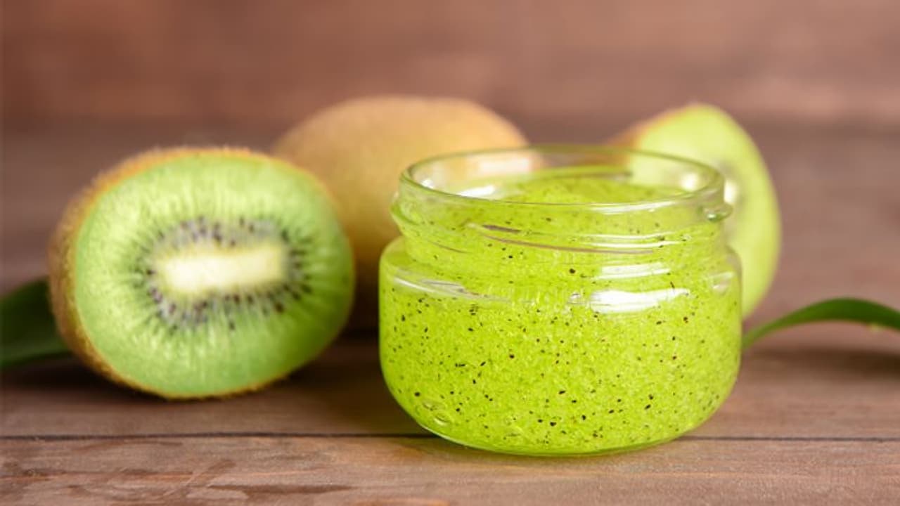 മുഖത്തെ കറുത്ത പാടുകളെ തടയാനും ചര്‍മ്മം തിളങ്ങാനും പരീക്ഷിക്കാം കിവി കൊണ്ടുള്ള ഈ ഫേസ് പാക്കുകള്‍...