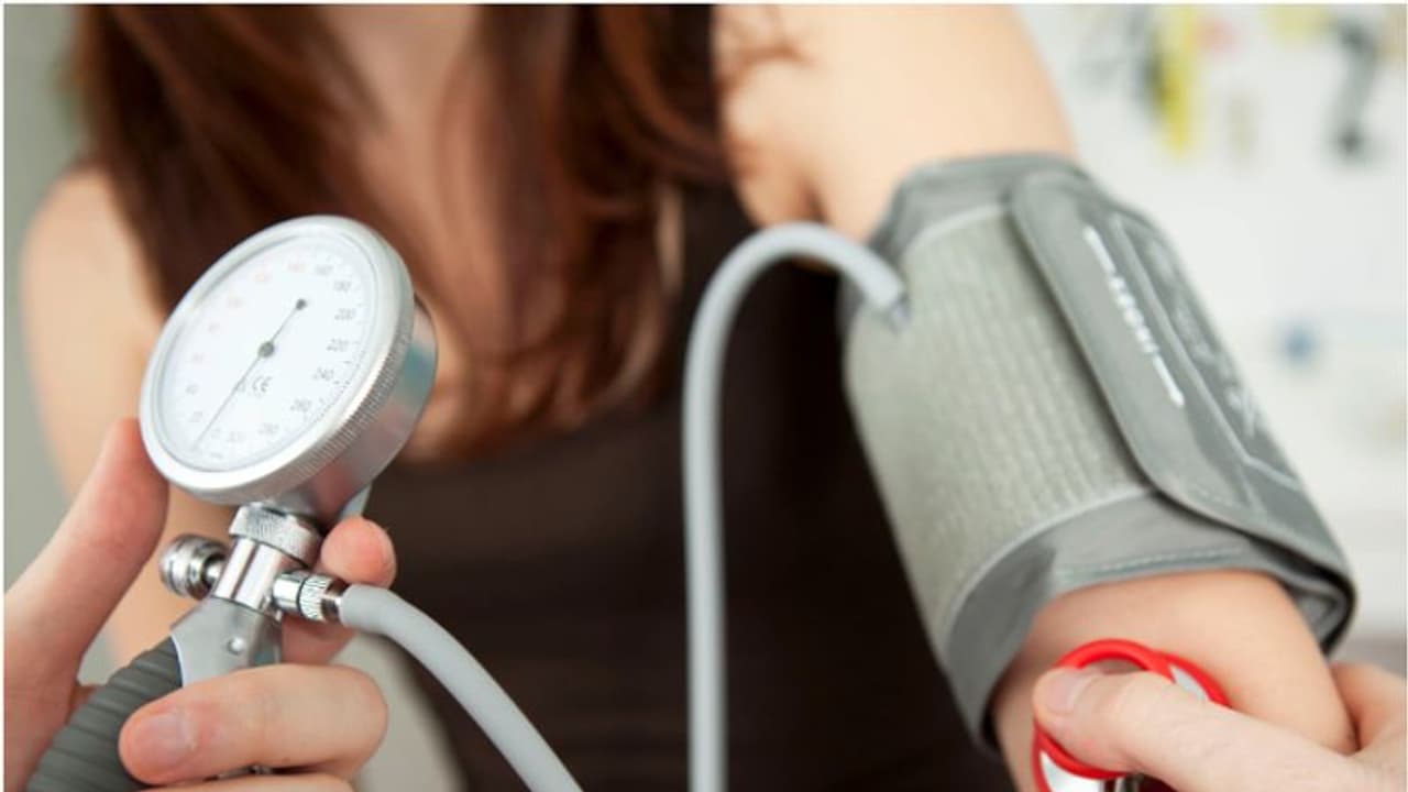 ഉയര്‍ന്ന രക്തസമ്മര്‍ദ്ദം നിയന്ത്രിക്കാന്‍ പതിവായി കഴിക്കാം ഈ പഴങ്ങളും പച്ചക്കറികളും...