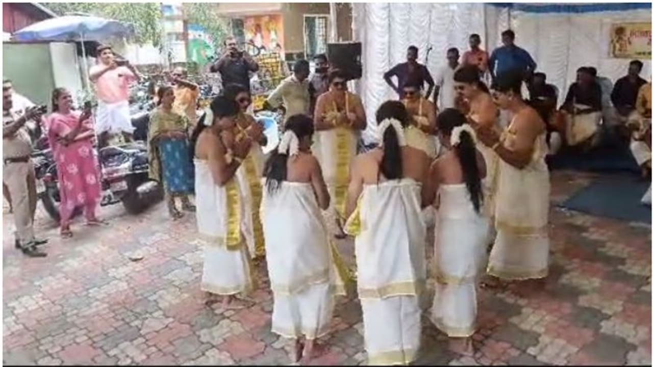 തിരുവാതിര കളിച്ച് പുരുഷ പൊലീസുകാർ, കൊടുങ്ങല്ലൂർ സ്റ്റേഷനിൽ പൊടിപാറിയ ഓണാഘോഷം വീഡിയോ