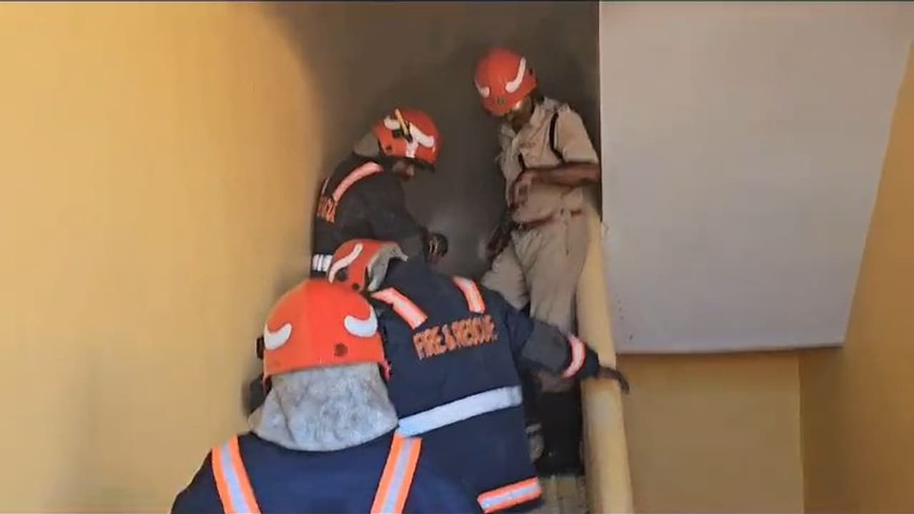 തിരുവനന്തപുരത്ത് സ്കൂളിൽ തീപിടുത്തം, ഫയർഫോഴ്സെത്തി തീയണച്ചു തിരുവനന്തപുരത്ത് സ്കൂളിൽ തീപിടുത്തം, ഫയർഫോഴ്സെത്തി തീയണച്ചു