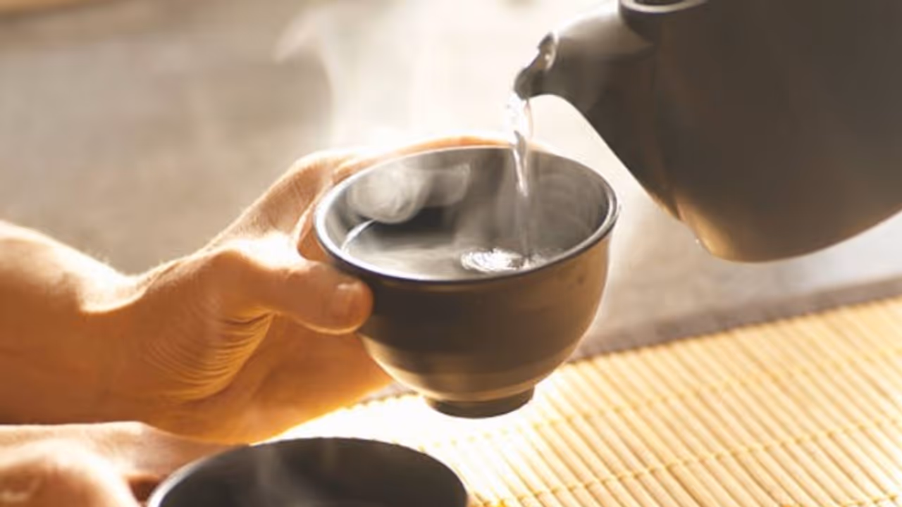 ചൂടുള്ള ഭക്ഷണ പാനീയങ്ങള് കഴിച്ച് നാവ് പൊള്ളിയാല് എന്ത് ചെയ്യണം? ചൂടുള്ള ഭക്ഷണ പാനീയങ്ങള് കഴിച്ച് നാവ് പൊള്ളിയാല് എന്ത് ചെയ്യണം?