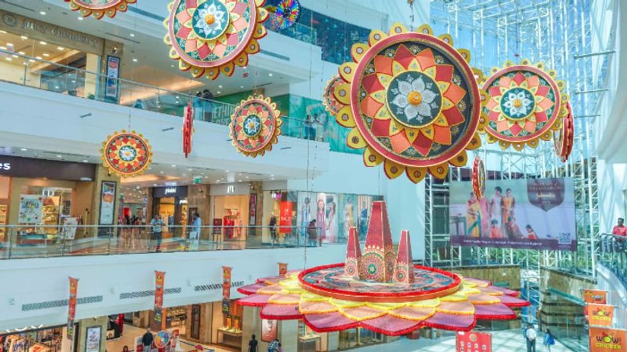 ഓണത്തിന് ഇരട്ടി മധുരവുമായി ലുലുവിന് ലോക റെക്കോർഡ്, 30 അടിയുള്ള ഹാങ്ങിങ് പൂക്കളത്തിന് അംഗീകാരം