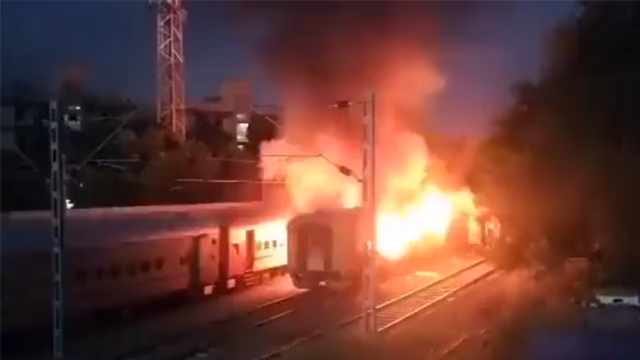 ಕೋಲಾರ: ಬೆಂಗಳೂರು ಮಾರಿಕುಪ್ಪಂ ರೈಲಿನಲ್ಲಿ ಬೆಂಕಿ, ಎದ್ನೋ ಬಿದ್ನೋ ಅಂತ ಓಡಿದ ಪ್ರಯಾಣಿಕರು..!