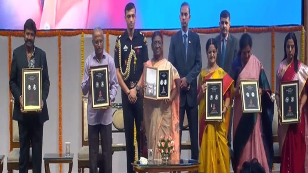 ఎన్టీఆర్ స్మారక నాణెం విడుదల చేసిన రాష్ట్రపతి ముర్ము.. హాజరైన నడ్డా, చంద్రబాబు, పురందేశ్వరి..