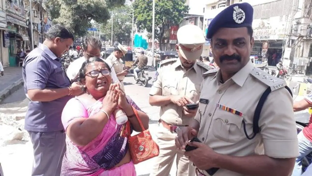 ఈయన కదా అసలైన సూపర్ పోలీస్ ... రోడ్డుపై పరుగెత్తుకుంటూ వెళ్లి ఏసిపికి దండంపెట్టిన మహిళ (వీడియో) ఈయన కదా అసలైన సూపర్ పోలీస్ ... రోడ్డుపై పరుగెత్తుకుంటూ వెళ్లి ఏసిపికి దండంపెట్టిన మహిళ (వీడియో)