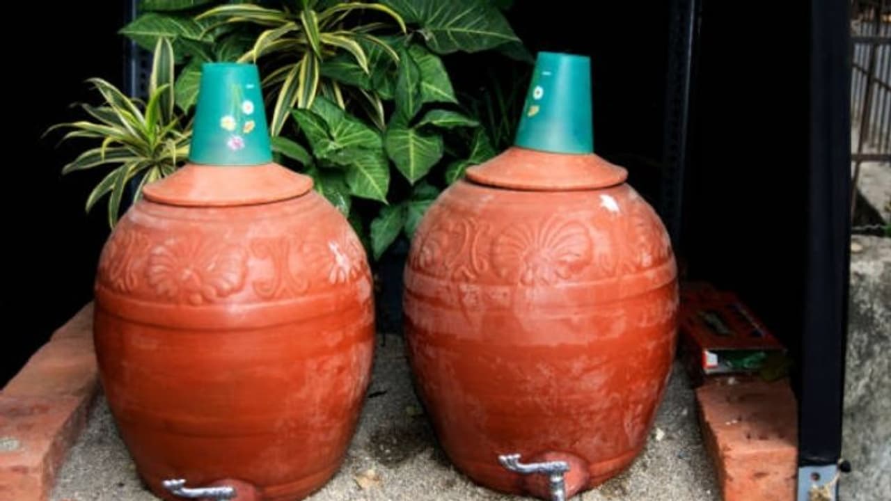 മണ്കൂജയില് വെള്ളം കുടിക്കുന്നത് കൊണ്ടുള്ള ഗുണങ്ങളറിയാമോ? മണ്കൂജയില് വെള്ളം കുടിക്കുന്നത് കൊണ്ടുള്ള ഗുണങ്ങളറിയാമോ?