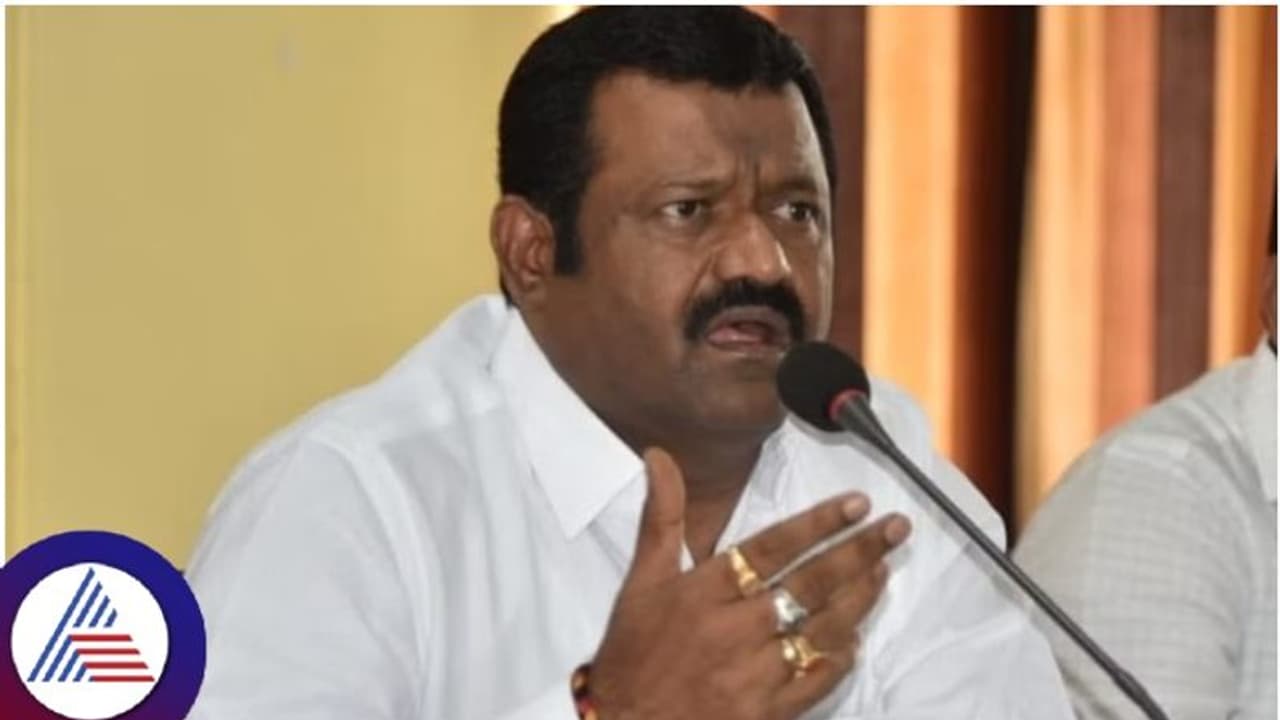 ಕಾಂಗ್ರೆಸ್ ಸೇರುವ ಸುಳಿವು ನೀಡಿದ ಮುನೇನಕೊಪ್ಪ? ಬಿಜೆಪಿ ಇನ್ನೊಂದು ವಿಕೆಟ್ ಪತನ ಕಾಂಗ್ರೆಸ್ ಸೇರುವ ಸುಳಿವು ನೀಡಿದ ಮುನೇನಕೊಪ್ಪ? ಬಿಜೆಪಿ ಇನ್ನೊಂದು ವಿಕೆಟ್ ಪತನ