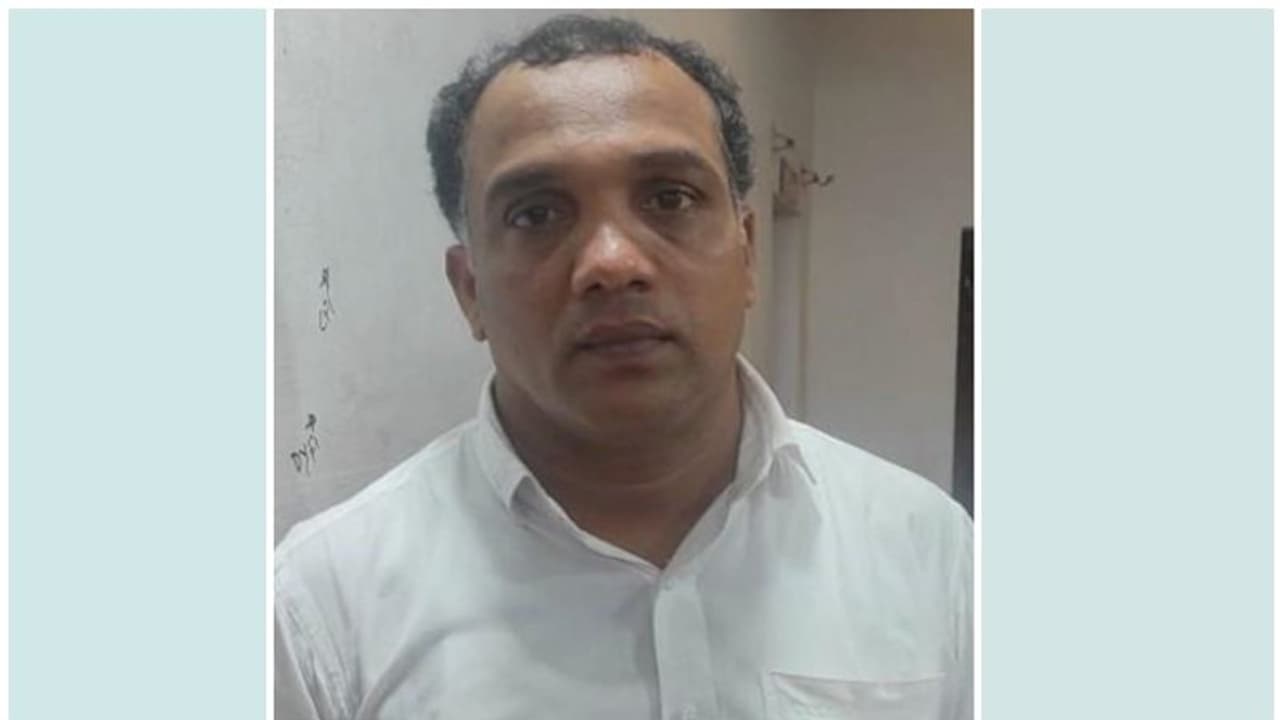 സ്കൂട്ടറില് കടത്താൻ ശ്രമിച്ചത് ചന്ദനമുട്ടി; എസ്ഡിപിഐ നിയോജക മണ്ഡലം പ്രസിഡന്റ് കുടുങ്ങി സ്കൂട്ടറില് കടത്താൻ ശ്രമിച്ചത് ചന്ദനമുട്ടി; എസ്ഡിപിഐ നിയോജക മണ്ഡലം പ്രസിഡന്റ് കുടുങ്ങി