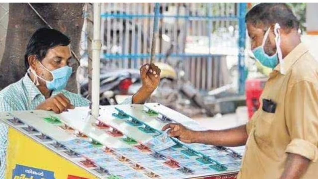 ഓണം കളറാക്കാന് കൈത്താങ്ങ്; ഭാഗ്യക്കുറി ക്ഷേമനിധി അംഗങ്ങൾക്കുള്ള ഉത്സവബത്ത വിതരണം തുടങ്ങി ഓണം കളറാക്കാന് കൈത്താങ്ങ്; ഭാഗ്യക്കുറി ക്ഷേമനിധി അംഗങ്ങൾക്കുള്ള ഉത്സവബത്ത വിതരണം തുടങ്ങി