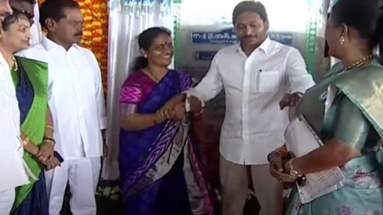 సీఎం జగన్ చొరవ.. శాంతితో చేతులు కలిపేందుకు మంత్రి రోజా అయిష్టత.. అసలేం జరిగిందంటే.. సీఎం జగన్ చొరవ.. శాంతితో చేతులు కలిపేందుకు మంత్రి రోజా అయిష్టత.. అసలేం జరిగిందంటే..