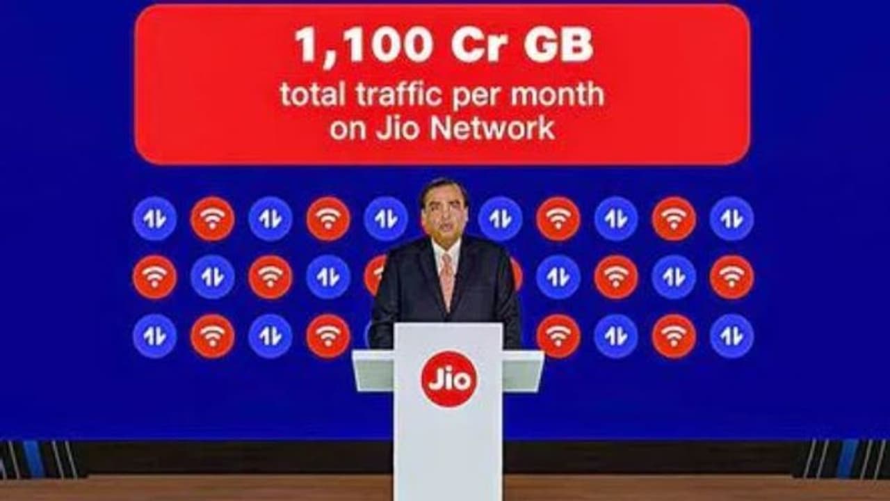 Reliance Jio: 5జీ నెట్ వర్క్ విస్తరణ కోసం జియో కీలక ముందడుగు..విదేశీ బ్యాంకుల నుంచి 2 బిలియన్ డాలర్ల రుణ సేకరణ Reliance Jio: 5జీ నెట్ వర్క్ విస్తరణ కోసం జియో కీలక ముందడుగు..విదేశీ బ్యాంకుల నుంచి 2 బిలియన్ డాలర్ల రుణ సేకరణ