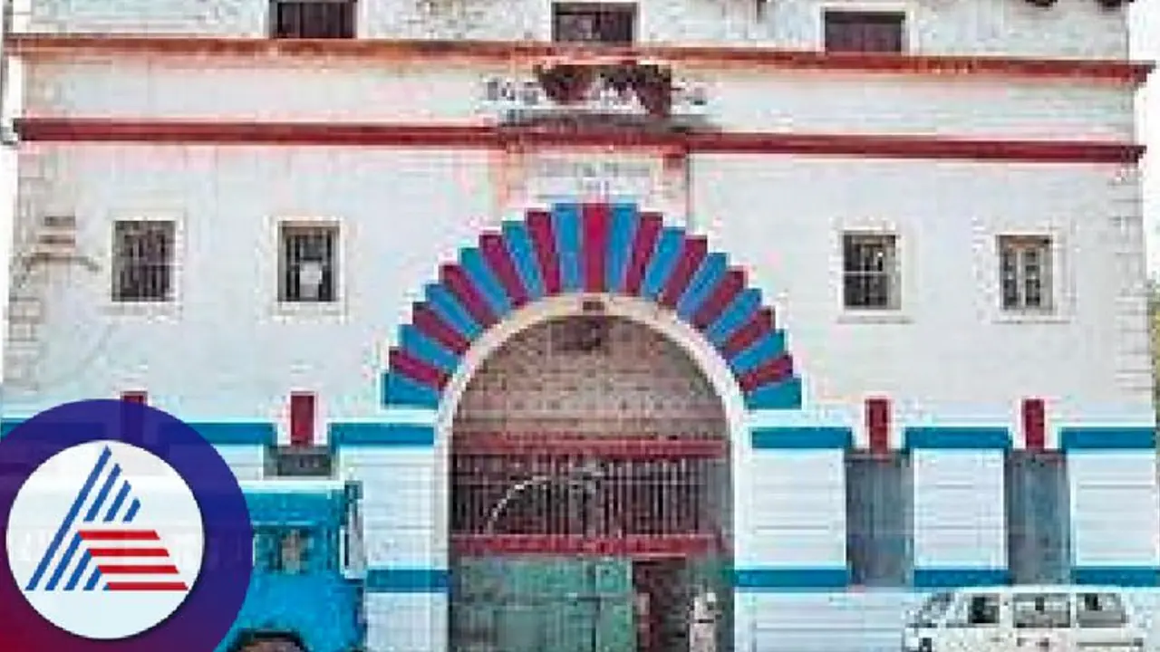 ಕ್ರಿಸ್ಟಲ್ ಉಪ್ಪು ಪತ್ತೆ ಪ್ರಕರಣ; ಹಿಂಡಲಗಾ ಕಾರಾಗೃಹದ ಮೂವರು ಕೈದಿಗಳ ವಿರುದ್ಧ ಕೇಸು ಕ್ರಿಸ್ಟಲ್ ಉಪ್ಪು ಪತ್ತೆ ಪ್ರಕರಣ; ಹಿಂಡಲಗಾ ಕಾರಾಗೃಹದ ಮೂವರು ಕೈದಿಗಳ ವಿರುದ್ಧ ಕೇಸು