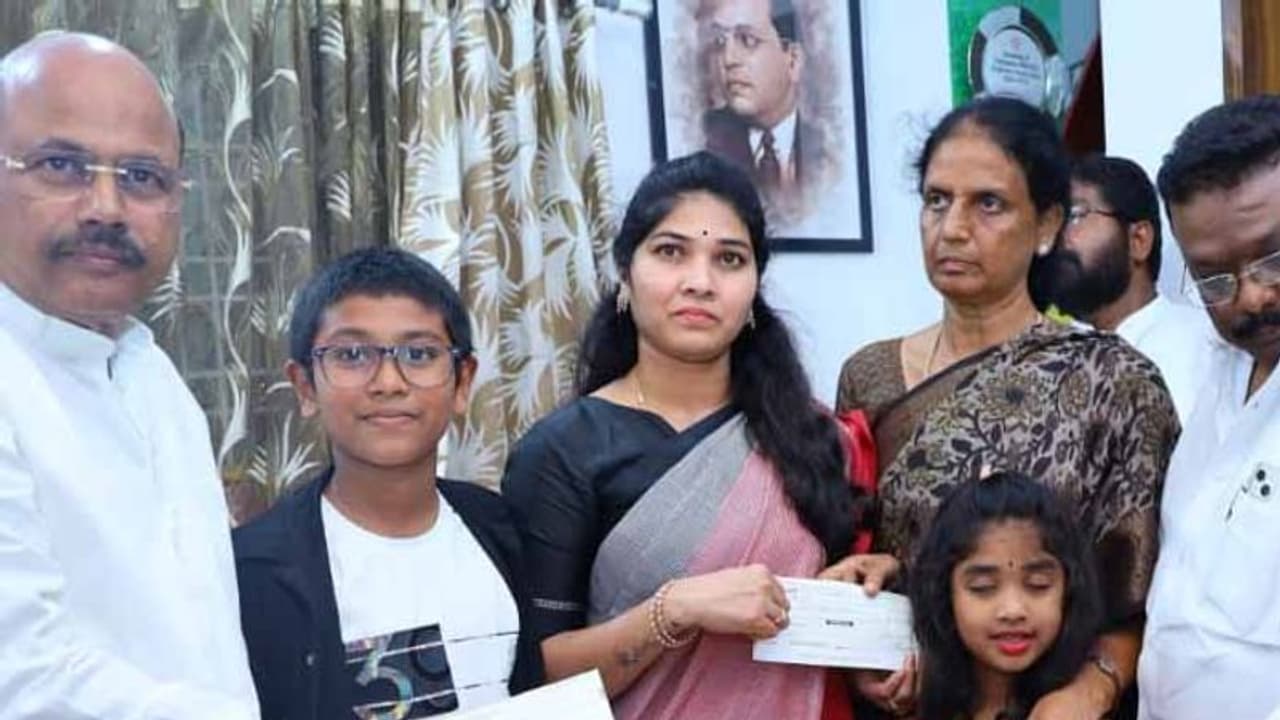 సాయిచంద్ భార్య రజినికి ఆర్ధిక సహాయం: రూ.కోటి చెక్ అందించిన సబితా సాయిచంద్ భార్య రజినికి ఆర్ధిక సహాయం: రూ.కోటి చెక్ అందించిన సబితా