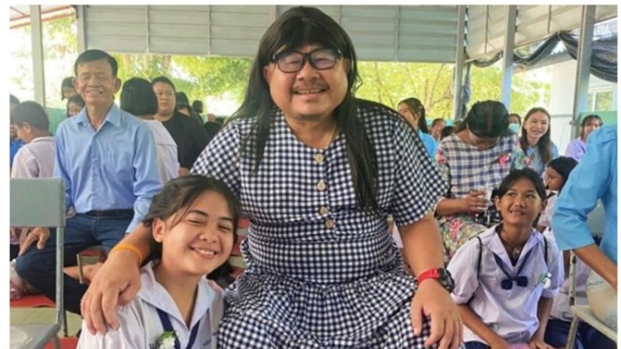 അവിവാഹിതനായ അച്ഛന്‍ മകളുടെ സ്കൂളിലെ മാതൃദിന പരിപാടിയിലെത്തിയത് വ്യത്യസ്ത വേഷവുമായി; വീഡിയോ വൈറല്‍