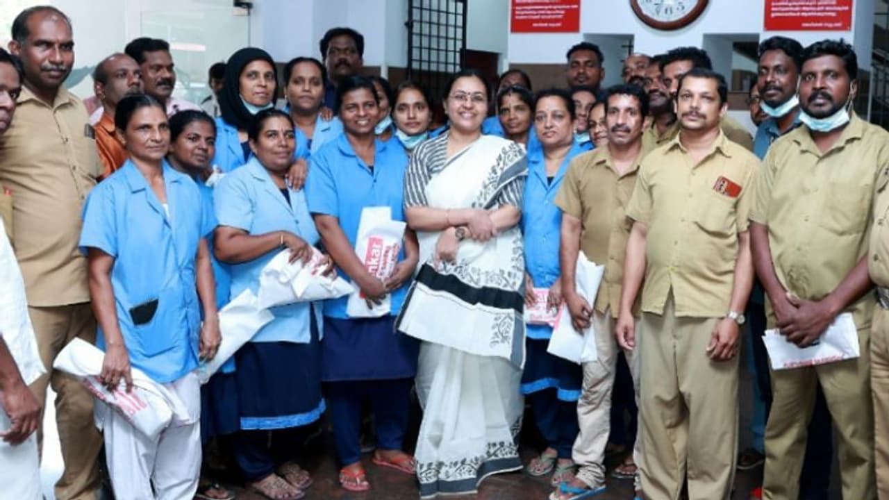 തിരുവോണ ദിവസവും ജോലി; ആരോഗ്യ പ്രവര്‍ത്തകരെ സന്ദര്‍ശിച്ച് ഓണസമ്മാനങ്ങള്‍ നല്‍കി മന്ത്രി