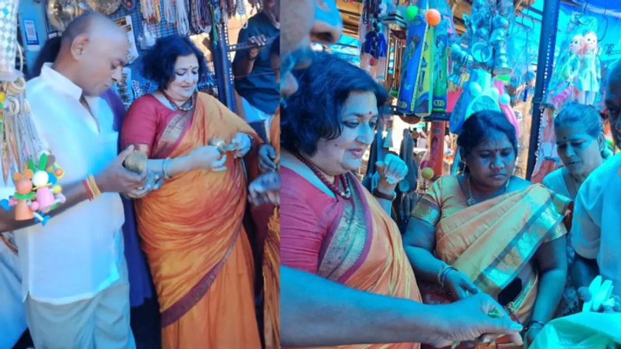 திருச்சி ஸ்ரீரங்கம் கோவிலில் சாமி தரிசனம் செய்துவிட்டு... பேரனுக்கு சொப்பு சாமான் வாங்கி சென்ற லதா ரஜினிகாந்த்