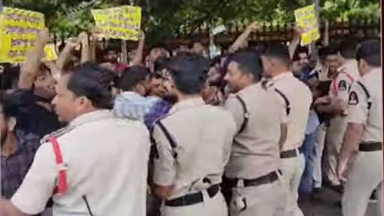 మెగా డీఎస్సీ కోరుతూ టీఆర్టీ అభ్యర్థుల ఆందోళన: హైద్రాబాద్ లో ఉద్రిక్తత మెగా డీఎస్సీ కోరుతూ టీఆర్టీ అభ్యర్థుల ఆందోళన: హైద్రాబాద్ లో ఉద్రిక్తత