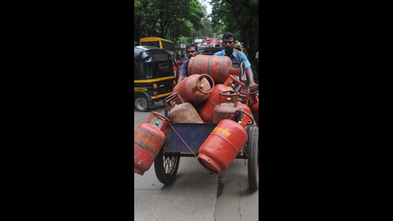 புதுவையில் வீட்டு உபயோக சிலிண்டர் விலை ரூ.500 குறைகிறது முதல்வர் பெருமிதம் புதுவையில் வீட்டு உபயோக சிலிண்டர் விலை ரூ.500 குறைகிறது முதல்வர் பெருமிதம்