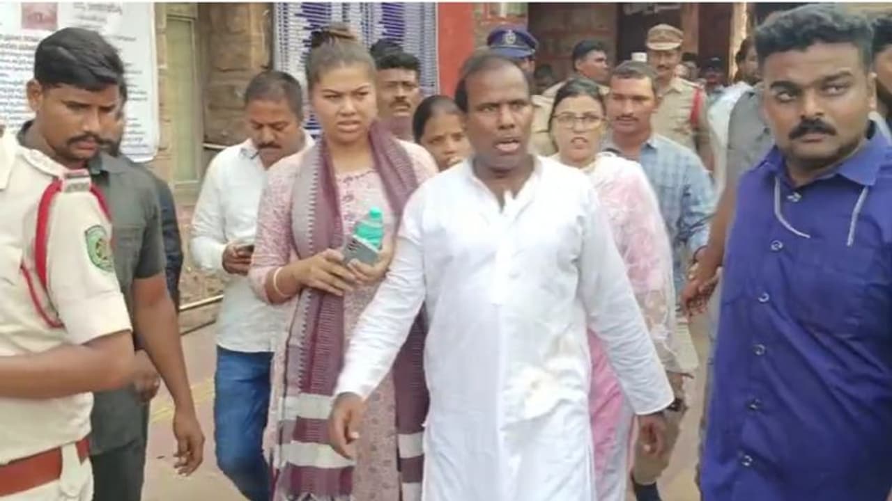 విశాఖలో కేఏ పాల్ ఓవరాక్షన్.. ఏకంగా సీఐ కాలర్ పట్టుకుని హంగామా విశాఖలో కేఏ పాల్ ఓవరాక్షన్.. ఏకంగా సీఐ కాలర్ పట్టుకుని హంగామా