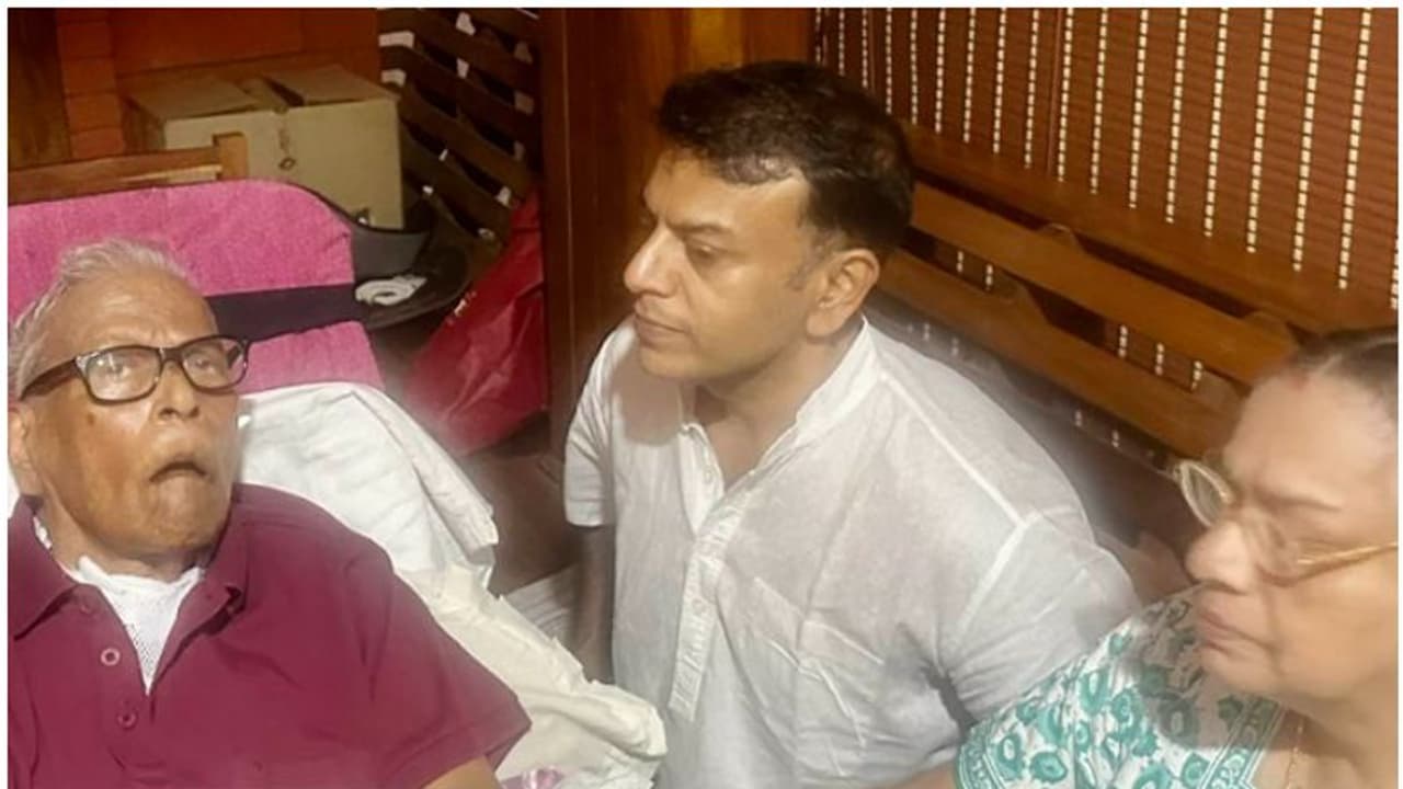 'ഇന്നൊരൽപ്പം ക്ഷീണിതൻ, ഈ സാന്നിധ്യം ഊർജദായകം'; വിഎസിന്‍റെ ചിത്രം പങ്കുവെച്ച് മകന്‍റെ ഓണാശംസ