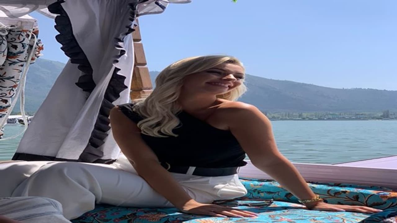 ‘புது வெள்ளை மழை இங்கு பொழிகின்றது’... காஷ்மீர் அழகில் சொக்கிப் போன உலக அழகி!