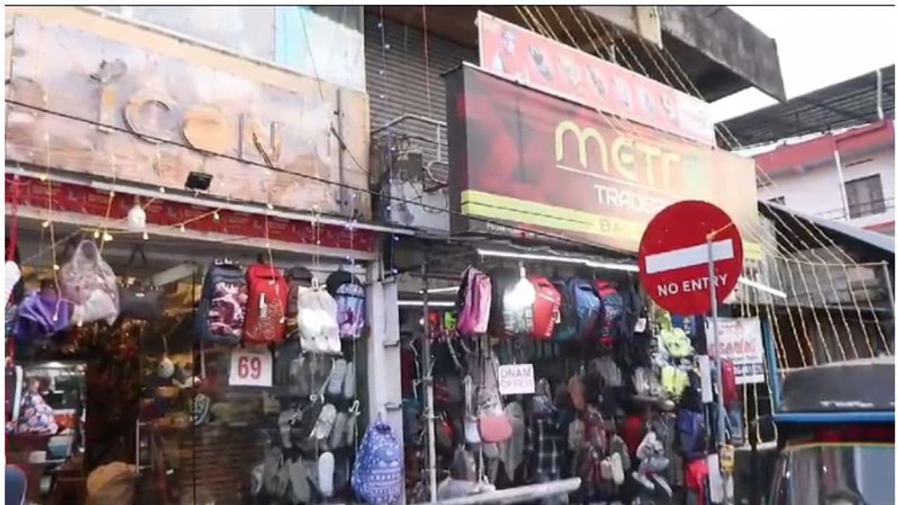 ഓഫറിട്ട് 150 രൂപയ്ക്ക് ചെരുപ്പുകൾ വിറ്റു; അതേ ബിസിനസ് നടത്തുന്ന എസ്ഐയും മകനും മര്‍ദ്ദിച്ചതായി ദമ്പതികൾ, പരാതി