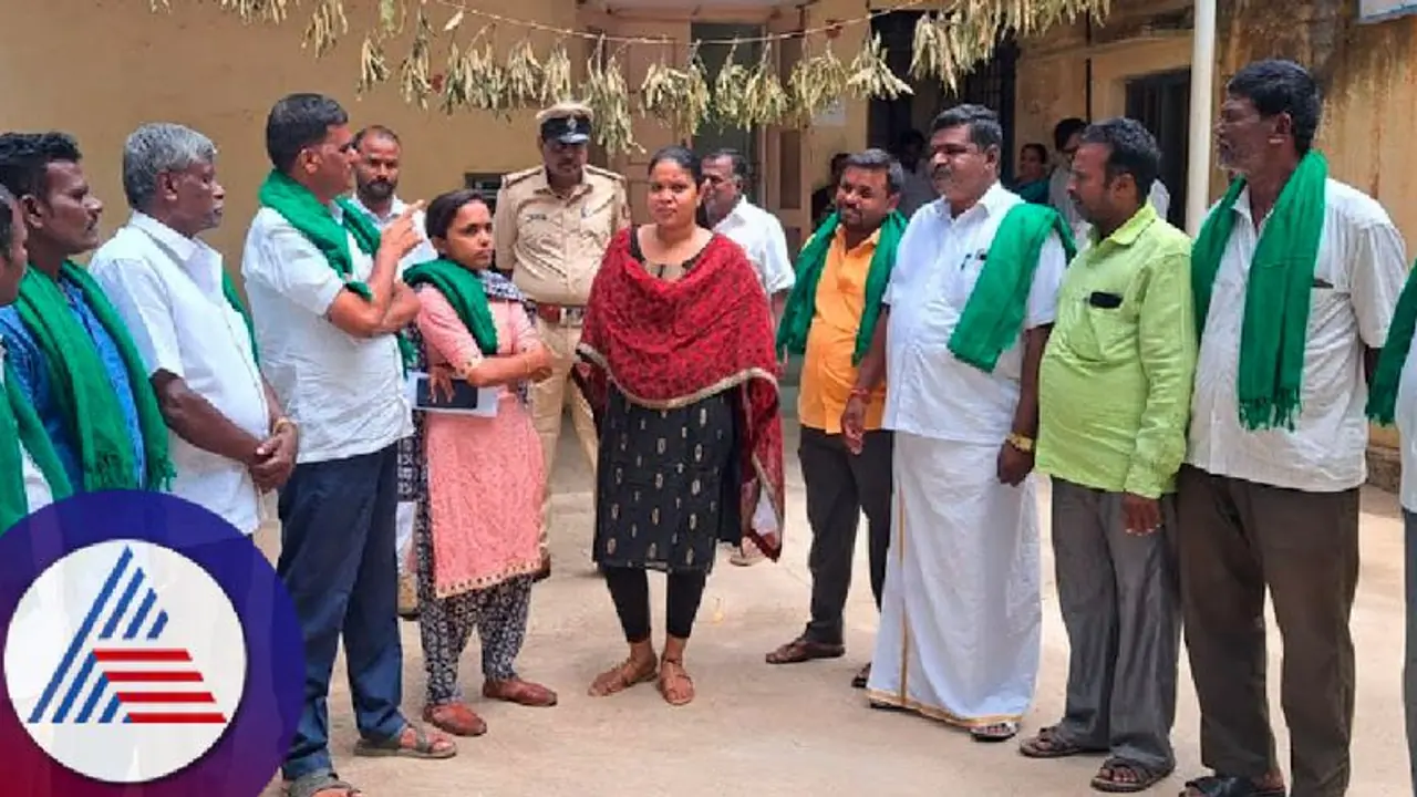 ಕೋಲಾರ: ನಕಲಿ ದಾಖಲೆ: ಅಧಿಕಾರಿಗಳ ವಿರುದ್ಧ ಕ್ರಮಕ್ಕೆ ಆಗ್ರಹ ಕೋಲಾರ: ನಕಲಿ ದಾಖಲೆ: ಅಧಿಕಾರಿಗಳ ವಿರುದ್ಧ ಕ್ರಮಕ್ಕೆ ಆಗ್ರಹ