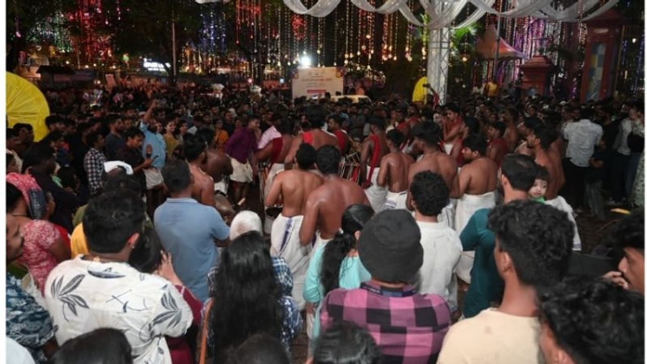 തിരുവോണ ദിനത്തില് 'തിരക്കോണം'; നിറഞ്ഞ് കലാവേദികള്, ജനനിബിഢമായി തലസ്ഥാന നഗരം തിരുവോണ ദിനത്തില് 'തിരക്കോണം'; നിറഞ്ഞ് കലാവേദികള്, ജനനിബിഢമായി തലസ്ഥാന നഗരം