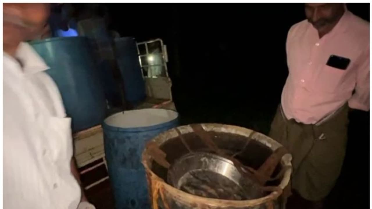 വാറ്റ് കേന്ദ്രത്തില് എക്സൈസ് റെയ്ഡ്; 40 ലിറ്റര് ചാരായവും 1000 ലിറ്റര് വാഷും പിടികൂടി വാറ്റ് കേന്ദ്രത്തില് എക്സൈസ് റെയ്ഡ്; 40 ലിറ്റര് ചാരായവും 1000 ലിറ്റര് വാഷും പിടികൂടി