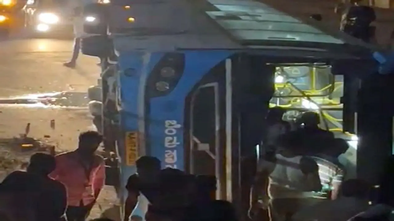 ಬೆಂಗಳೂರು: ಫ್ಲೈಓವರ್ನಲ್ಲಿ ಬಿಎಂಟಿಸಿ ಬಸ್ ಪಲ್ಟಿ..! ಬೆಂಗಳೂರು: ಫ್ಲೈಓವರ್ನಲ್ಲಿ ಬಿಎಂಟಿಸಿ ಬಸ್ ಪಲ್ಟಿ..!