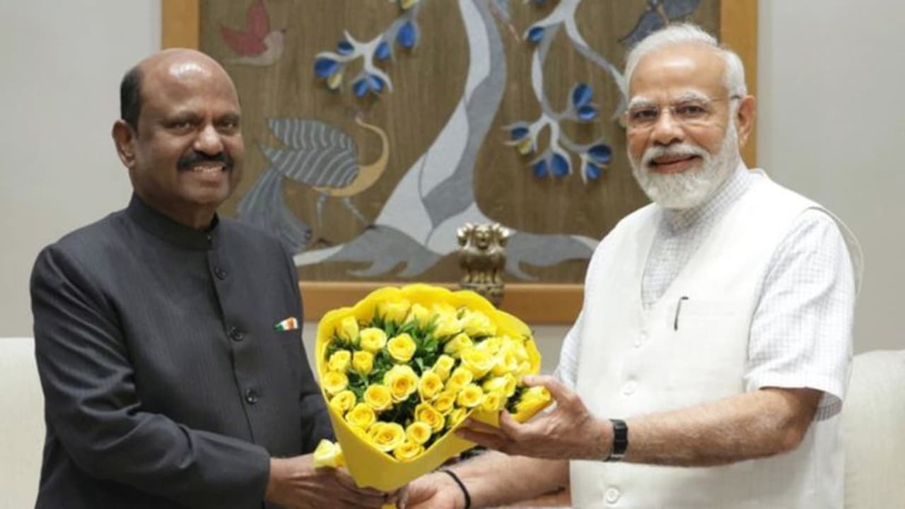 'മലയാളികളുടെ ഐക്യത്തിൽ പ്രധാനമന്ത്രിക്ക് വലിയ മതിപ്പ്'; ഓണക്കോടിയുമായി മോദിയെ കണ്ട് ബം​ഗാൾ ​ഗവർണർ ആനന്ദബോസ്