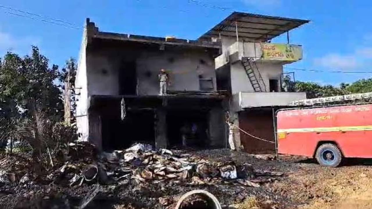 ഷട്ടറുകൾ വെൽഡ് ചെയ്യുന്നതിനിടെ പടക്ക സംഭരണശാലയില് തീപിടിത്തം; മൂന്ന് പേര്ക്ക് ദാരുണാന്ത്യം ഷട്ടറുകൾ വെൽഡ് ചെയ്യുന്നതിനിടെ പടക്ക സംഭരണശാലയില് തീപിടിത്തം; മൂന്ന് പേര്ക്ക് ദാരുണാന്ത്യം