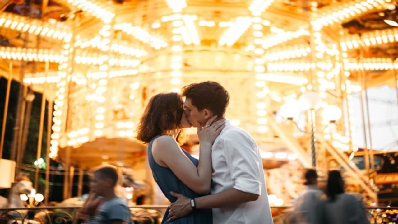 Viral: 10 मिनट तक गर्लफ्रेंड को KISS करता रहा शख्स, फट गया कान का पर्दा  