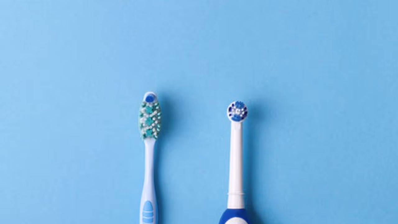 ഇലക്ട്രിക് ടൂത്ത് ബ്രഷ് ഉപയോഗിക്കുന്നത് നല്ലത്; കാരണങ്ങളറിയൂ... ഇലക്ട്രിക് ടൂത്ത് ബ്രഷ് ഉപയോഗിക്കുന്നത് നല്ലത്; കാരണങ്ങളറിയൂ...