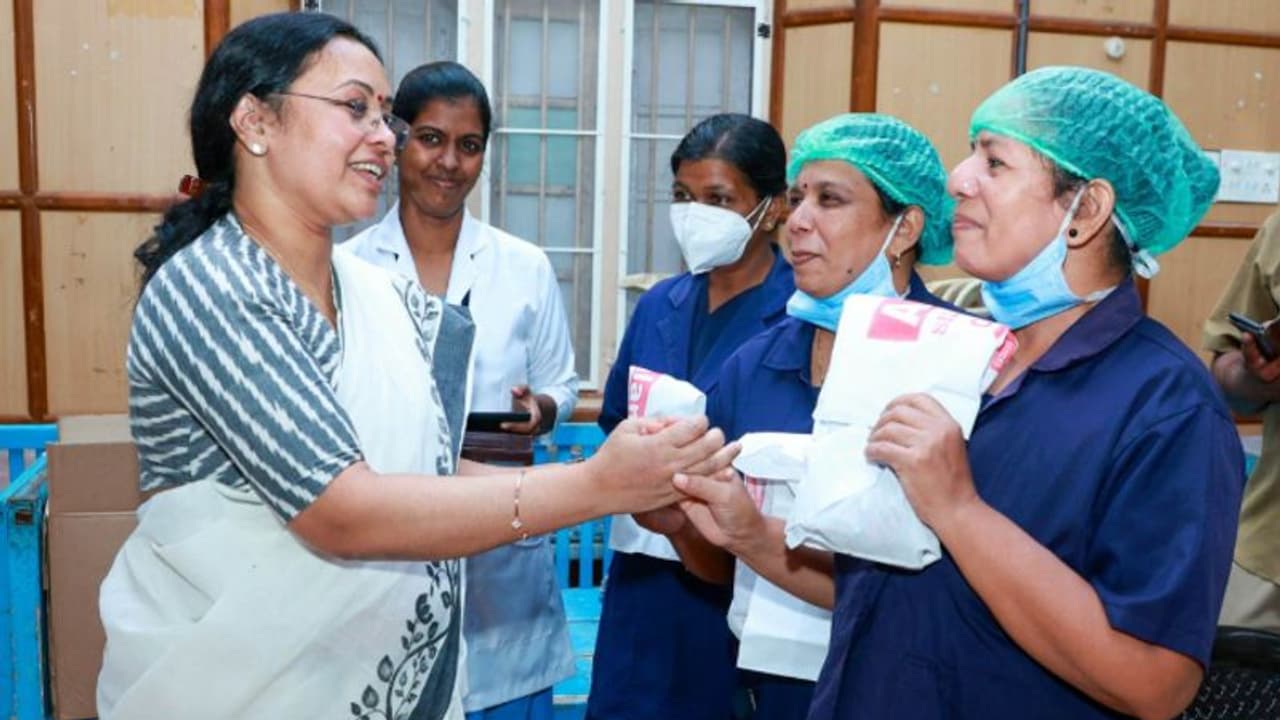 'ഒരു മന്ത്രി കാണാനെത്തുന്നത് ഇതാദ്യം': വീണാ ജോര്ജിന്റെ സന്ദര്ശനത്തില് ആരോഗ്യപ്രവർത്തകർ 'ഒരു മന്ത്രി കാണാനെത്തുന്നത് ഇതാദ്യം': വീണാ ജോര്ജിന്റെ സന്ദര്ശനത്തില് ആരോഗ്യപ്രവർത്തകർ