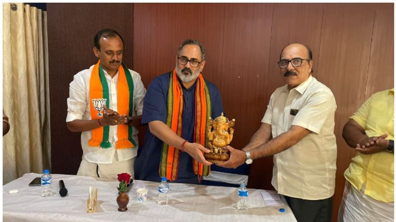 പുതുപ്പള്ളിയിലെത്തി കേന്ദ്രമന്ത്രി രാജീവ് ചന്ദ്രശേഖർ, എൻഎസ്എസ് പ്രവർത്തകർക്ക് ഗണേശ വിഗ്രഹം സമ്മാനിച്ചു പുതുപ്പള്ളിയിലെത്തി കേന്ദ്രമന്ത്രി രാജീവ് ചന്ദ്രശേഖർ, എൻഎസ്എസ് പ്രവർത്തകർക്ക് ഗണേശ വിഗ്രഹം സമ്മാനിച്ചു