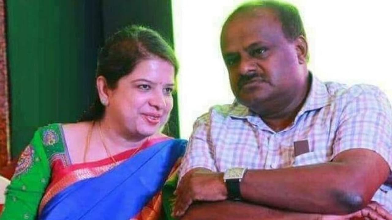 ಗಾಬರಿಯಾಗಬೇಡಿ, ಯಜಮಾನರು ಆರಾಮವಾಗಿ ಇದ್ದಾರೆ: ಅನಿತಾ ಕುಮಾರಸ್ವಾಮಿ