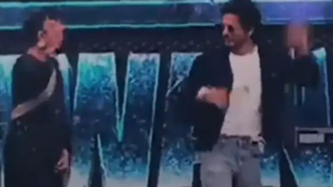 'ജവാൻ' ആവേശത്തില് ഷാരൂഖിന്റെ ഡാൻസ്, വീഡിയോ ഏറ്റെടുത്ത് ആരാധകര് 'ജവാൻ' ആവേശത്തില് ഷാരൂഖിന്റെ ഡാൻസ്, വീഡിയോ ഏറ്റെടുത്ത് ആരാധകര്