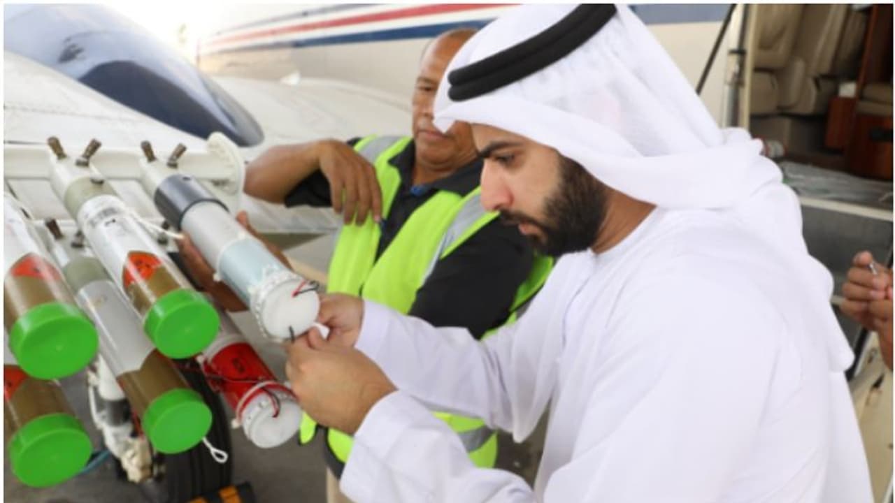 കൃത്രിമ മഴ പെയ്യിക്കാൻ യുഎഇ; ക്ലൗഡ് സീഡിങ് ഒരു മാസം നീണ്ടു നിൽക്കും കൃത്രിമ മഴ പെയ്യിക്കാൻ യുഎഇ; ക്ലൗഡ് സീഡിങ് ഒരു മാസം നീണ്ടു നിൽക്കും