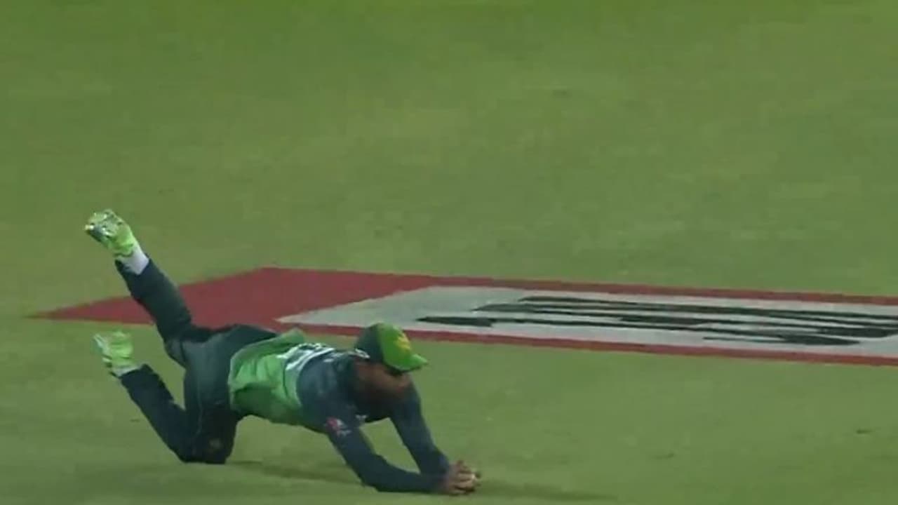 ക്യാച്ച് ഓഫ് ദി ഡേ; ഏഷ്യാ കപ്പില്‍ പറവയായി ഫഖര്‍ സമാന്‍, തലയില്‍ കൈവെക്കും പറക്കല്‍ വീഡിയോ