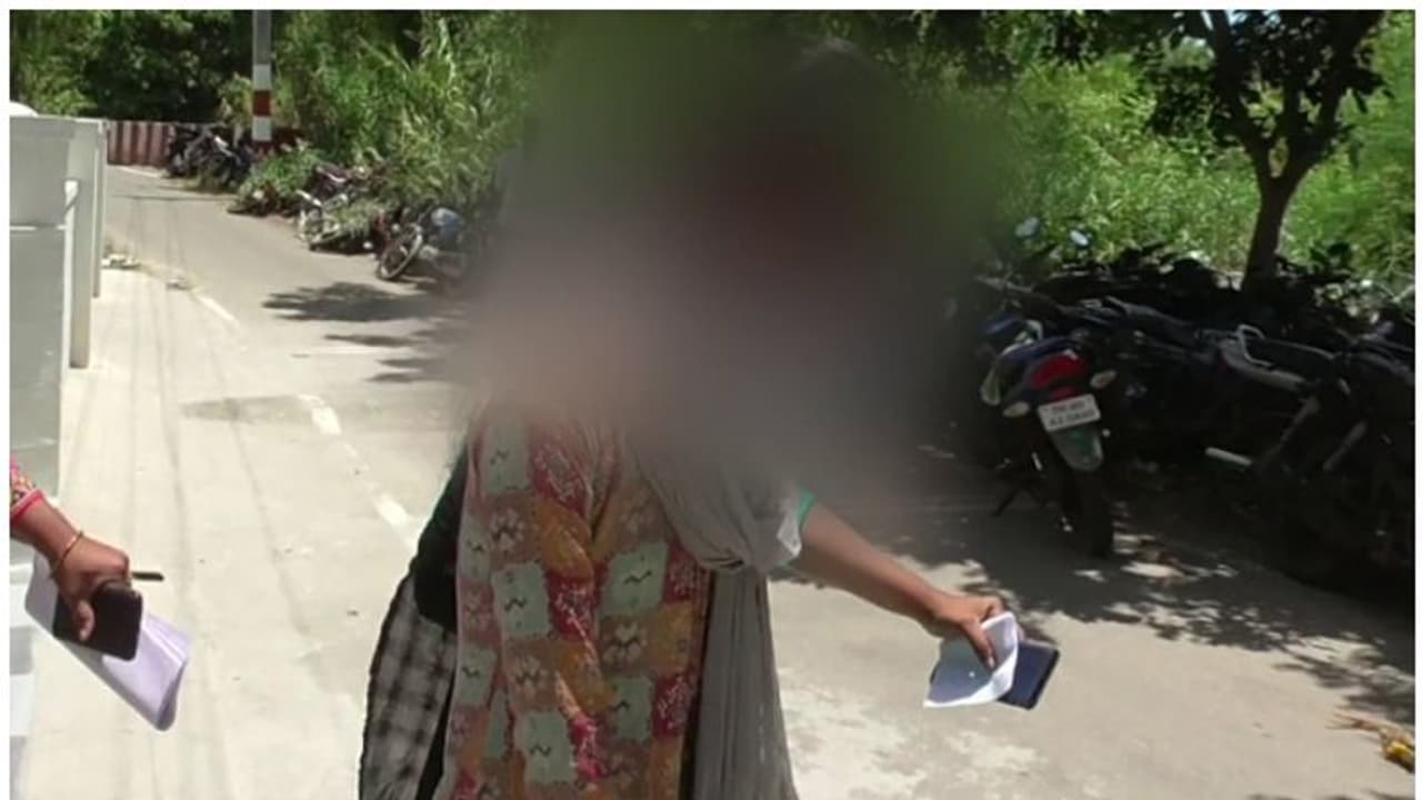 സ്നേഹ ബന്ധത്തിന് എതിര് നിന്നു; ആൺസുഹൃത്തിന്റെ സഹായത്തോടെ അച്ഛനെ വെട്ടിക്കൊലപ്പെടുത്താൻ ശ്രമം, 16 അറസ്റ്റില് സ്നേഹ ബന്ധത്തിന് എതിര് നിന്നു; ആൺസുഹൃത്തിന്റെ സഹായത്തോടെ അച്ഛനെ വെട്ടിക്കൊലപ്പെടുത്താൻ ശ്രമം, 16 അറസ്റ്റില്