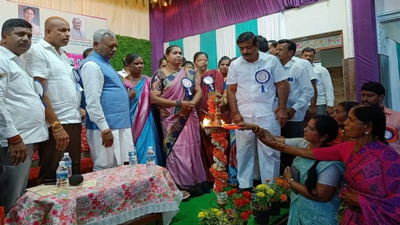 ಮಹಿಳೆಯರಿಗೆ ಊಟ ಹಾಕಿಸಿ ಗೃಹಲಕ್ಷ್ಮಿ ಅದ್ಧೂರಿಯಾಗಿ ಉದ್ಘಾಟಿಸಿ ಬಿಜೆಪಿ ಶಾಸಕ..! ಮಹಿಳೆಯರಿಗೆ ಊಟ ಹಾಕಿಸಿ ಗೃಹಲಕ್ಷ್ಮಿ ಅದ್ಧೂರಿಯಾಗಿ ಉದ್ಘಾಟಿಸಿ ಬಿಜೆಪಿ ಶಾಸಕ..!