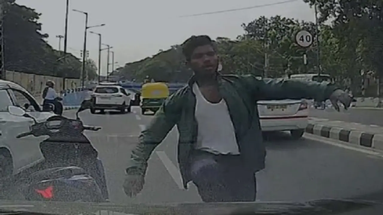 ಕಮಿಷನರ್ ವಾರ್ನಿಂಗ್ಗೂ ಕಿಮ್ಮತ್ತೇ ಇಲ್ವಾ?: ರಸ್ತೆ ಮಧ್ಯೆಯೇ ಗಾಡಿ ನಿಲ್ಸಿ ಪೊಲೀಸರಿಗೆ ಬೈಕ್ ಸವಾರನ ಅವಾಜ್..! ಕಮಿಷನರ್ ವಾರ್ನಿಂಗ್ಗೂ ಕಿಮ್ಮತ್ತೇ ಇಲ್ವಾ?: ರಸ್ತೆ ಮಧ್ಯೆಯೇ ಗಾಡಿ ನಿಲ್ಸಿ ಪೊಲೀಸರಿಗೆ ಬೈಕ್ ಸವಾರನ ಅವಾಜ್..!