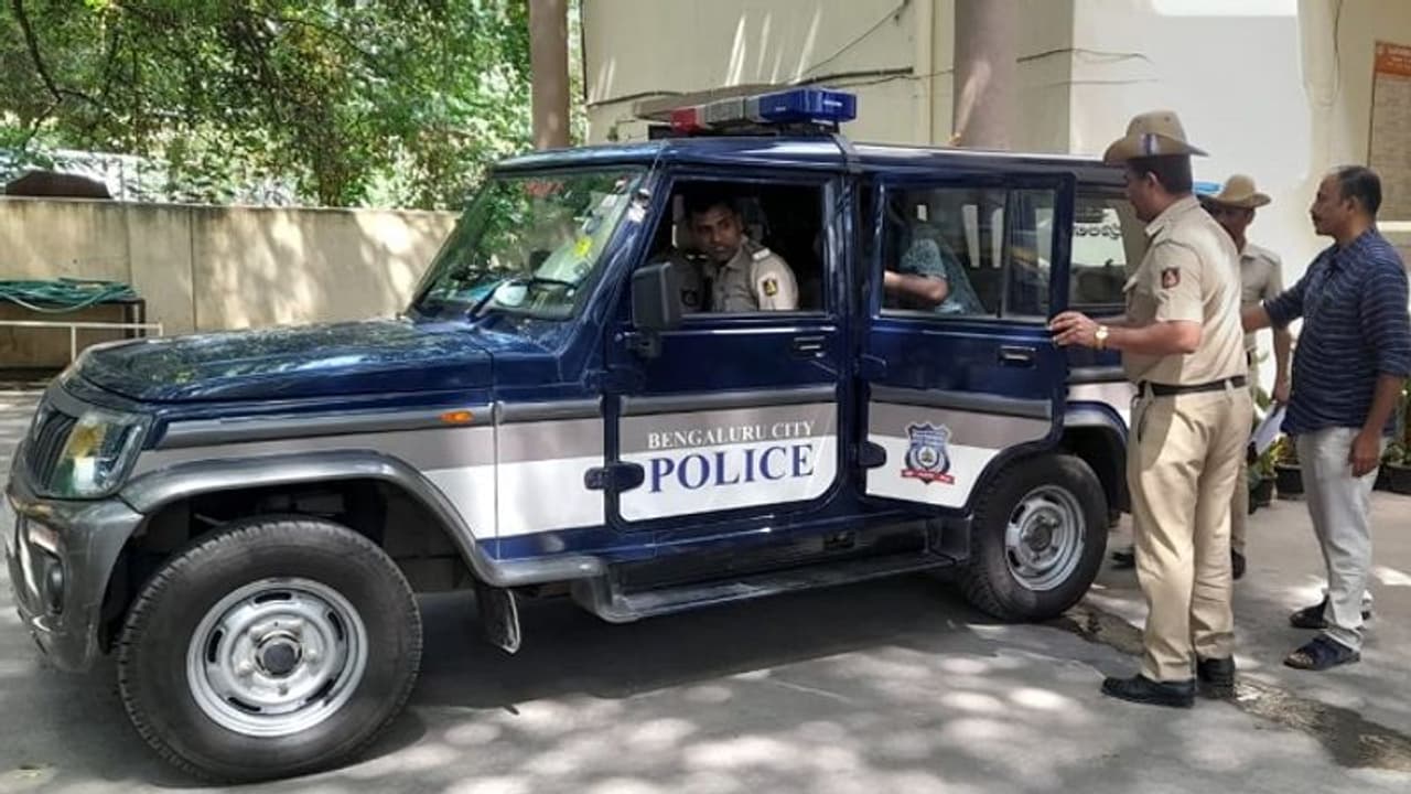 ಯುವತಿ ವಿಚಾರಕ್ಕೆ 2 ಗ್ಯಾಂಗ್ ಮಧ್ಯೆ ಜಾತ್ರೆಯಲ್ಲಿ ಜಗಳ: ಲಾಂಗು, ಮಚ್ಚು ಝಳಪಿಸಿದ್ದ ಖದೀಮರ ಬಂಧನ ಯುವತಿ ವಿಚಾರಕ್ಕೆ 2 ಗ್ಯಾಂಗ್ ಮಧ್ಯೆ ಜಾತ್ರೆಯಲ್ಲಿ ಜಗಳ: ಲಾಂಗು, ಮಚ್ಚು ಝಳಪಿಸಿದ್ದ ಖದೀಮರ ಬಂಧನ